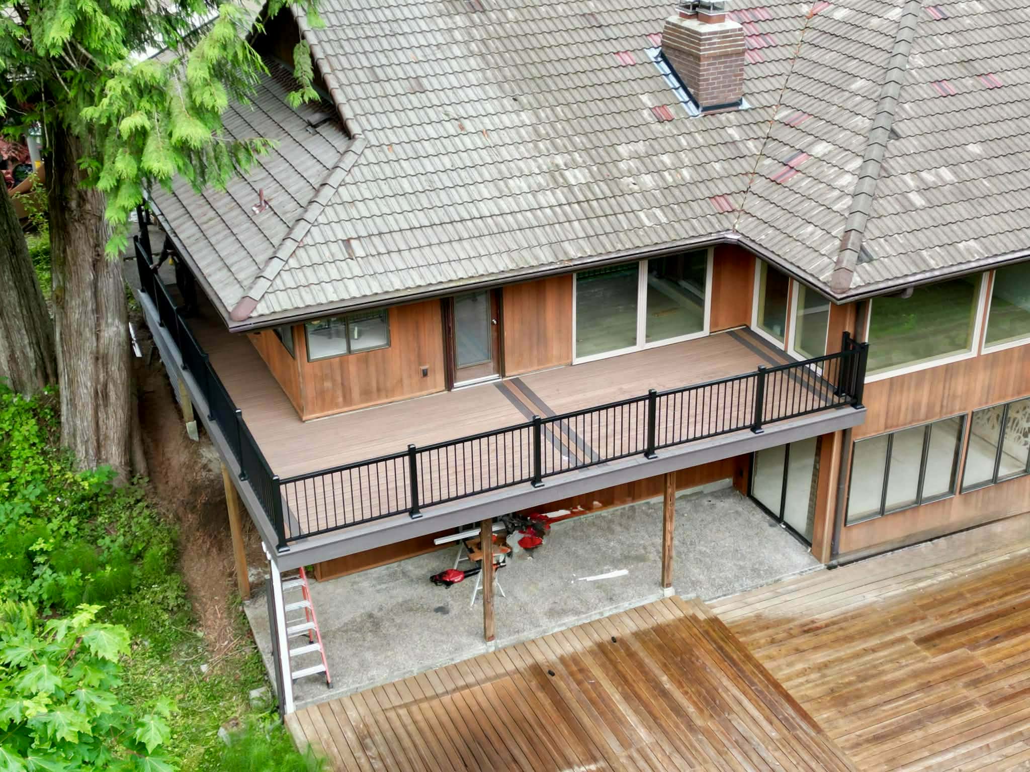 Finished composite deck with black aluminum railing in Issaquah WA